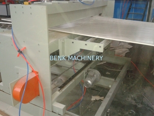 PLCの制御システムが付いている安定したランニング ポリ塩化ビニールの泡板放出機械