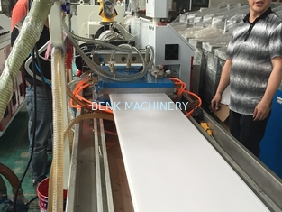 熱い押す印刷ポリ塩化ビニールのプロフィールの放出ライン機械、ポリ塩化ビニールのドアの製造業機械