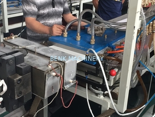節電ポリ塩化ビニールの天井板の放出機械、ポリ塩化ビニールのプロフィールの生産ライン