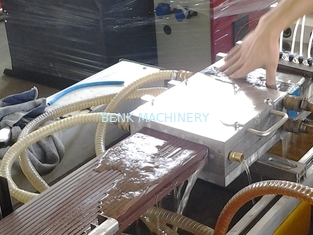 表面Coの放出WPCのプロフィールの放出ライン、木製のプラスチック合成の放出機械